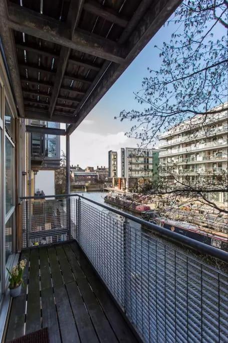 Canal-Side Apartment In Shoreditch London Bagian luar foto
