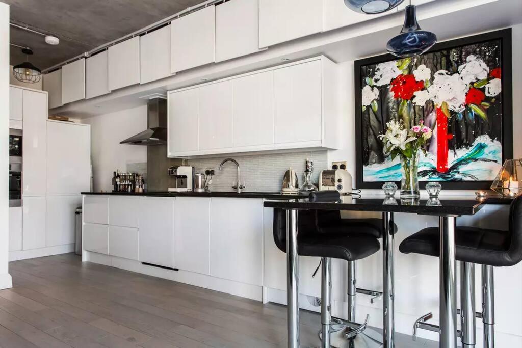 Canal-Side Apartment In Shoreditch London Bagian luar foto