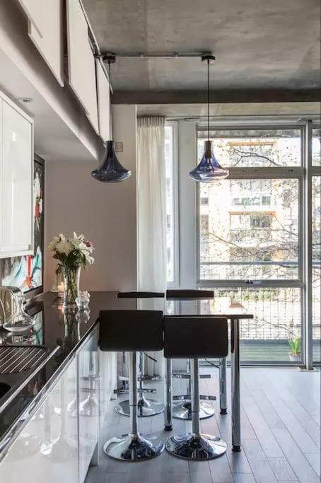 Canal-Side Apartment In Shoreditch London Bagian luar foto