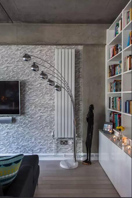 Canal-Side Apartment In Shoreditch London Bagian luar foto